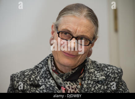 München, Deutschland. 27. November 2013. Der Führer des Ausschusses "Schwabinger Kunst Entdeckung", Ingeborg Berggreen-Merkel, sitzt während der Ausschuss für öffentliche Konferenz im Bayerischen Landtag in München, Deutschland, 27. November 2013. Zum ersten Mal die Kunstkommission befasst sich mit der Entdeckung der Kunstwerke in der Wohnung von Cornelius Gurlitt, den Sohn von einem Kunsthändler während des NS-Regimes, im Frühjahr 2012. Foto: Peter Kneffel/Dpa/Alamy Live News Stockfoto