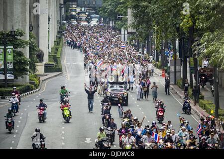 Bangkok, Thailand. 27. November 2013. Anti-Regierungs-Demonstranten marschieren auf Rachadamri Straße in Bangkok in Richtung Royal Thai Police Headquarters. Etwa 500 Personen aus dem Bereich Silom Bangkok ging zu Royal Thai Police Headquarters auf Rama I Road und Polizisten mit Rosen und Orchideen präsentiert. Die Aktion gehörte zu der anhaltenden Proteste gegen die Regierung, die gridlocking der thailändischen Hauptstadt. Nach dem Treffen im Polizeipräsidium trat die Demonstranten anderen Demonstranten bei Ministry of Finance. Bildnachweis: ZUMA Press, Inc./Alamy Live-Nachrichten Stockfoto