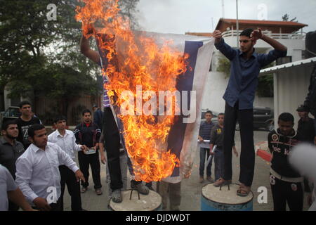 Gaza, Palästinensische Gebiete. 27. November 2013. Palästinenser in Brand gesetzt eine israelische Flagge während einer Protestaktion gegen die Regierung Angolas zu verbotenen der Islam und geschlossenen Moscheen des Landes am 27. November 2013 vor der UNO Hauptquartier in Gaza City.Photo: Ahmed Deeb/NurPhoto © Ahmed Deeb/NurPhoto/ZUMAPRESS.com/Alamy Live-Nachrichten Stockfoto