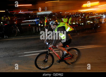 Ben Fogle zu Beginn der Nightrider Charity Bike ride im Alexandra Palace, London, England - 09.06.12 Stockfoto