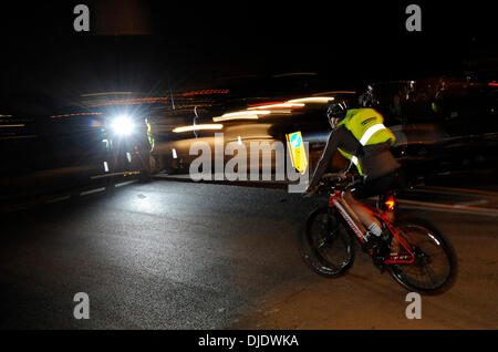 Ben Fogle zu Beginn der Nightrider Charity Bike ride im Alexandra Palace, London, England - 09.06.12 Stockfoto