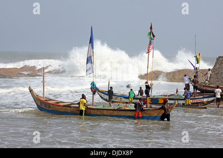 Bereit, die Fischer ihre Boote ins Meer zu starten Stockfoto