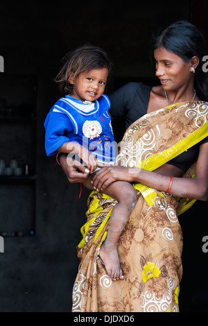 Glücklich lächelnd ländlichen indische Mutter und Sohn in ihrem Haus Tür. Andhra Pradesh, Indien Stockfoto