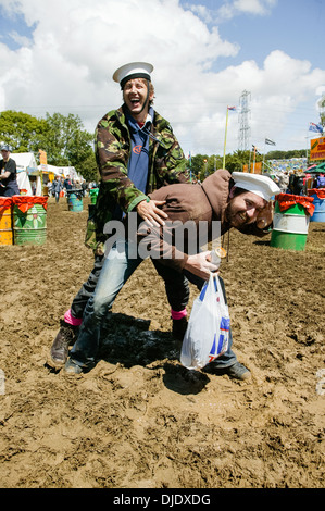 Zwei junge Männer mit Seemann hüten auf dem Glastonbury Festival 2004, Worthy Farm, Somerset, England, Großbritannien. Stockfoto