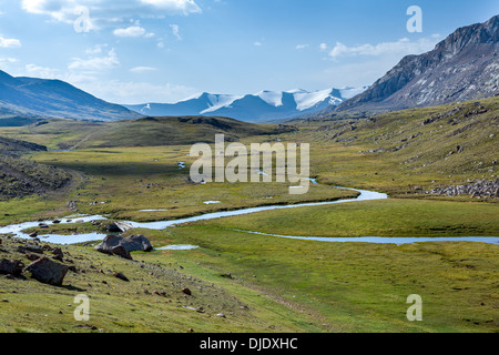 Fluss im Tal. Kirgisistan Stockfoto