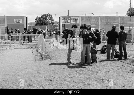 Fußgängertor A, Glastonbury Festival 2004, Worthy Farm, Pilton, Somerset, England, Großbritannien. Stockfoto