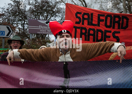 Barton Moss, Eccles, Manchester, UK. 27. November 2013. "Foxy" Herr Mark Pinnock aus Irlam, am Standort der IGas Energie Bohrgerät und Protest CP am Barton Moss in Salford bei Manchester. Fracking Fokus rückt nach Nordwesten, wo IGas Energie bald zu bohren, um Methan zu erkunden beginnen will. Eine Reihe von Anti-Fracking Anti-Schiefergas Gruppe protestiert bei der Ankunft der Bohrausrüstung Gasbohrungen bauseits in Salford. IGas hat die Berechtigung von Salford und Trafford Rat für Explorationsbohrungen für Kohle-Bett Methan Gewinnung. Bildnachweis: Mar Photographics/Alamy Live-Nachrichten Stockfoto