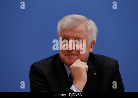 Berlin, Deutschland. 27. November präsentieren 2013.Merkel (CDU), Seehofer (CSU) und Gabriel (SPD) der Koalitionsvertrag in der Bundespressekonferenz in Berlin. / Bild: Horst Seehofer (CSU), Vorsitzender der CSU und Ministerpräsident von Bayern. Bildnachweis: Reynaldo Chaib Paganelli/Alamy Live-Nachrichten Stockfoto