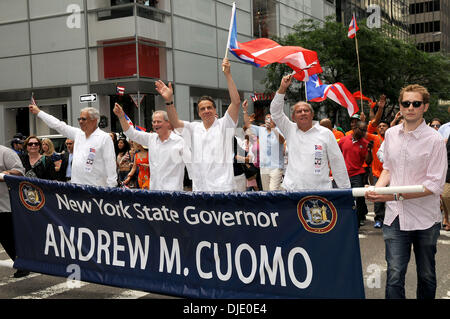 New Yorker Gouverneur Andrew Cuomo, nationale Puerto Rican Day Parade auf den Straßen von Manhattan New York City, USA - 10.06.12 Stockfoto