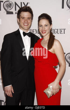 Jessie Mueller und Gast der 66. Annual Tony Awards, statt im Beacon Theatre - Ankunft New York City, USA - 10.06.12 Stockfoto