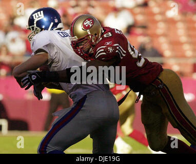 5. Januar 2003; San Francisco, CA, USA; San Francisco Vierzig Niners Julian Peterson Wraps bis New York Giants quarterback Kerry Collins für der Plünderung im 2. Quartal ihre Spiel-NFC-Wiold-Kartenspiel im Candlestick Park in San Francisco Kalifornien, Sonntag, 5. Januar 2003. Stockfoto