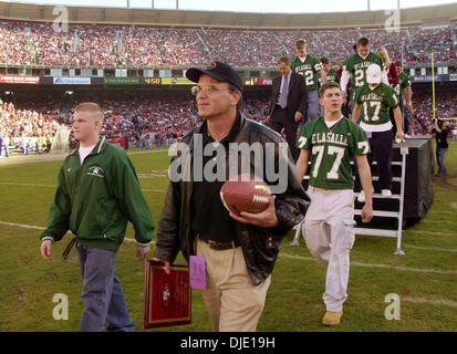 5. Januar 2003; San Francisco, CA, USA; De La Salle Cheftrainer Bob Ladouceur Spaziergänge abseits des Spielfeldes mit seinem Team im Candlestick Park in San Francisco Kalifornien, nach einer kurzen Zeremonie zu Ehren der National Champs zur Halbzeit der 49er, New York Giants Spiel Sonntag Januar 5,2003. Stockfoto