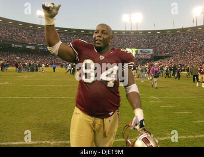 5. Januar 2003; San Francisco, CA, USA; San Francisco Vierzig Niner Dana Stubblefield feiert ihren Sieg über die New York Giants 39-38 im Candlestick Park in San Francisco Kalifornien, Sonntag Januar 5,2003. Stockfoto