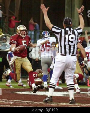 5. Januar 2003; San Francisco, CA, USA; San Francisco Vierzig Niner Quarterback Jeff Garcia feiert einen 4. Quartal Touchdown über die New York Giants in der NFC Wildcard Playoff-Spiel im Candlestick Park in San Francisco Kalifornien, Sonntag Januar 5,2003. Die 49ers gewannen 39-38. Stockfoto