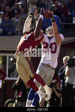 5. Januar 2003; San Francisco, CA, USA; 49ers #33 Tony Parrish (Cq) versucht den Ball zu blockieren, wie New York Giants #80 Jeremy Shockey (Cq) (rechts) den Ball für einen Touchdown in der 2. Periode des ihre Playoff-Football-Spiel in San Francisco, Kalifornien, auf Sonntag, 5. Januar 2003 fängt. Die 49ers fuhr fort, um das Spiel 39-38 zu gewinnen. Stockfoto