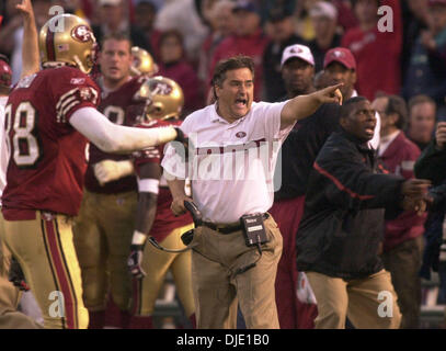 5. Januar 2003; San Francisco, CA, USA; Ein aufgeregt Steve Mariucci versucht, die Beamten auf dem Feld über eine scheinbare Interception in der 4. Periode ihre Playoff-Football-Spiel in San Francisco, Kalifornien, auf Sonntag, 5. Januar 2003 zu informieren. Die 49ers fuhr fort, um das Spiel 39-38 zu gewinnen. Stockfoto