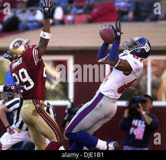 5. Januar 2003; San Francisco, CA, USA; 49ers #25 Ahmed Plummer Uhren New York Giants #81 Amani Toomer einen Touchdown machen fangen in der zweiten Periode ihre Playoff-Football-Spiel in San Francisco, Kalifornien, auf Sonntag, 5. Januar 2003 Stockfoto