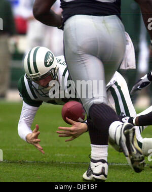 12. Januar 2003; Oakland, Kalifornien, USA; New York Jets Quarterback Chad Pennington befummelt die Fußball im ersten Quartal bei AFC Divisional Playoff-Spiel an Network Associates Coliseum Sonntag, 12. Januar 2003. Die Oakland Raiders erholte sich die Kugel. Stockfoto