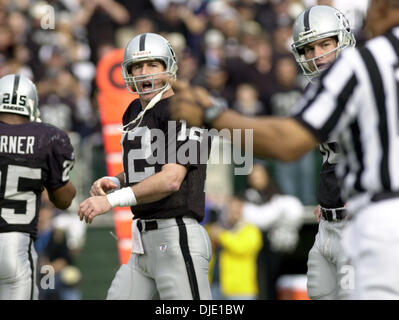 12. Januar 2003; Oakland, Kalifornien, USA; Oakland Raiders quarterback Rich Gannon. Stockfoto