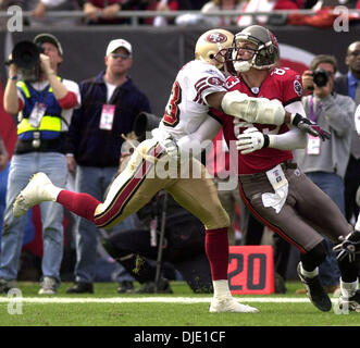 12. Januar 2003; Tampa, FL, USA; San Francisco 49er Tony Parish hat Durchgang Störungen gegen #83 Joe Jurevicius während einen Pass während des 2. spielen Quartal wie die Buccaneers schlagen die San Francisco 49ers 31-6 in ihrem Spiel Sonntag, 12. Januar 2003 bei Raymond James Staidum in Tampa FL. Stockfoto