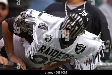 12. Januar 2003; Oakland, Kalifornien, USA; Raiders Fan schreien an Jets im Playoff-Spiel 12. Januar 2003 in Oakland, Kalifornien Stockfoto