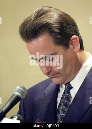 17. Januar 2003; Santa Clara, Kalifornien, USA; Ehemaliger Trainer von der San Francisco Vierzig Niners, Steve Mariucci kämpft gegen die Tränen während einer emotionalen Pressekonferenz im Hilton Hotel in Santa Clara Donnerstag Januar 17,2003. Mariucci war entlassenen kühnen sechs Jahre als Cheftrainer der 49ers... Stockfoto