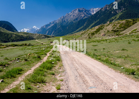 Landstraße im Tien-Shan-Gebirge Stockfoto