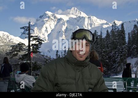 8. Februar 2004; Mt. Baker, WA, USA; Hier zu sehen, zuerst Goldmedaille Sieger im Snowboardcross USA Teammitglied SETH WESCOTT beim 20. jährlichen Mt. Baker Bank Slalom-Rennen. Die Veranstaltung zieht Fahrer aus der ganzen Welt, alle im Wettbewerb für den begehrten"Golden Duct Tape.'' Bekannt als eines der Premiere Häuser Snowboard Mt Baker Legenden wie die späten Craig Kell hervorgebracht hat Stockfoto