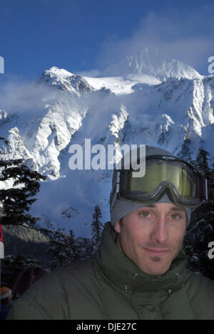 8. Februar 2004; Mt. Baker, WA, USA; Hier zu sehen, zuerst Goldmedaille Sieger im Snowboardcross USA Teammitglied SETH WESCOTT beim 20. jährlichen Mt. Baker Bank Slalom-Rennen. Die Veranstaltung zieht Fahrer aus der ganzen Welt, alle im Wettbewerb für den begehrten"Golden Duct Tape.'' Bekannt als eines der Premiere Häuser Snowboard Mt Baker Legenden wie die späten Craig Kell hervorgebracht hat Stockfoto