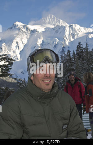 8. Februar 2004; Mt. Baker, WA, USA; Hier zu sehen, zuerst Goldmedaille Sieger im Snowboardcross USA Teammitglied SETH WESCOTT beim 20. jährlichen Mt. Baker Bank Slalom-Rennen. Die Veranstaltung zieht Fahrer aus der ganzen Welt, alle im Wettbewerb für den begehrten"Golden Duct Tape.'' Bekannt als eines der Premiere Häuser Snowboard Mt Baker Legenden wie die späten Craig Kell hervorgebracht hat Stockfoto