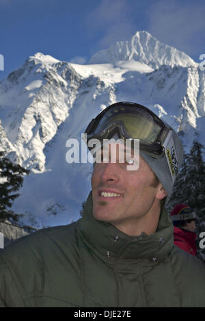 8. Februar 2004; Mt. Baker, WA, USA; Hier zu sehen, zuerst Goldmedaille Sieger im Snowboardcross USA Teammitglied SETH WESCOTT beim 20. jährlichen Mt. Baker Bank Slalom-Rennen. Die Veranstaltung zieht Fahrer aus der ganzen Welt, alle im Wettbewerb für den begehrten"Golden Duct Tape.'' Bekannt als eines der Premiere Häuser Snowboard Mt Baker Legenden wie die späten Craig Kell hervorgebracht hat Stockfoto