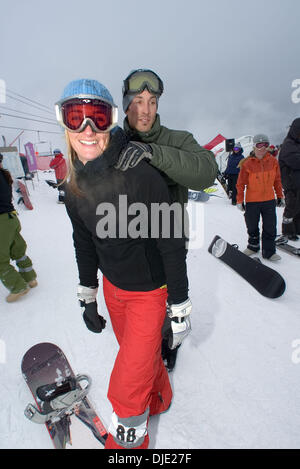 8. Februar 2004; Mt. Baker, WA, USA; Hier zu sehen, zuerst Gold-Medaille-Gewinner im Snowboardcross USA Teammitglied SETH WESCOTT mit seiner Freundin Schweizer Frauen Snowboard cross Fahrer TANJA FRIEDEN, wer ging auch auf eine Goldmedaille in Turin 2006 im Snowboard cross. Seth ist Tanja Frieden Lastminute Rücken reiben der Ermutigung zu geben, beim 20. jährlichen Mt. Baker Bank Slalomrennen gesehen. T Stockfoto