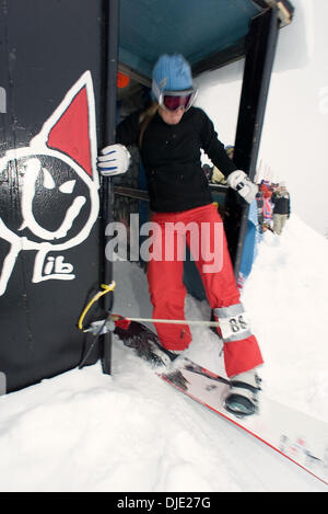 8. Februar 2004; Mt. Baker, WA, USA; Schweizer Frauen Snowboardcross Fahrer TANJA FRIEDEN, Freundin von USA Fahrer Seth Westcott, wer auch fuhr fort, um eine Goldmedaille in Turin 2006 im Snowboard cross gesehen beim 20. jährlichen Mt. Baker Bank Slalom-Rennen zu gewinnen. Die Veranstaltung zieht Fahrer aus der ganzen Welt, alle im Wettbewerb für den begehrten"Golden Duct Tape.'' Bekannt als einer der Premiere ho Stockfoto