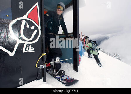 8. Februar 2004; Mt. Baker, WA, USA; Hier zu sehen, zuerst Goldmedaille Sieger im Snowboardcross USA Teammitglied SETH WESCOTT beim 20. jährlichen Mt. Baker Bank Slalom-Rennen. Die Veranstaltung zieht Fahrer aus der ganzen Welt, alle im Wettbewerb für den begehrten"Golden Duct Tape.'' Bekannt als eines der Premiere Häuser Snowboard Mt Baker Legenden wie die späten Craig Kell hervorgebracht hat Stockfoto