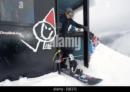 8. Februar 2004; Mt. Baker, WA, USA; Hier zu sehen, zuerst Goldmedaille Sieger im Snowboardcross USA Teammitglied SETH WESCOTT beim 20. jährlichen Mt. Baker Bank Slalom-Rennen. Die Veranstaltung zieht Fahrer aus der ganzen Welt, alle im Wettbewerb für den begehrten"Golden Duct Tape.'' Bekannt als eines der Premiere Häuser Snowboard Mt Baker Legenden wie die späten Craig Kell hervorgebracht hat Stockfoto