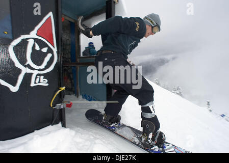 8. Februar 2004; Mt. Baker, WA, USA; Hier zu sehen, zuerst Goldmedaille Sieger im Snowboardcross USA Teammitglied SETH WESCOTT beim 20. jährlichen Mt. Baker Bank Slalom-Rennen. Die Veranstaltung zieht Fahrer aus der ganzen Welt, alle im Wettbewerb für den begehrten"Golden Duct Tape.'' Bekannt als eines der Premiere Häuser Snowboard Mt Baker Legenden wie die späten Craig Kell hervorgebracht hat Stockfoto