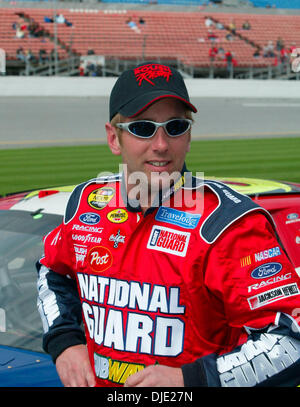 8. Februar 2004; Daytona Beach, FL, USA; GREG BIFFEL nach der Qualifikation für das Daytona 500 auf dem Daytona International Speedway. Ausgeführt von der 46. jährlichen ist Daytona 500 15. Februar geplant. Stockfoto