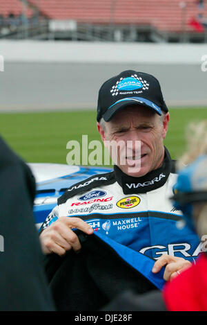 8. Februar 2004; Daytona Beach, FL, USA; MARK MARTIN Schritte aus Auto nach der Qualifikation für das Daytona 500 auf dem Daytona International Speedway. Ausgeführt von der 46. jährlichen ist Daytona 500 für 15. Februar 2004 geplant. Stockfoto