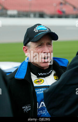 8. Februar 2004; Daytona Beach, FL, USA; MARK MARTIN spricht mit Reportern nach dem qualifying für das Daytona 500 auf dem Daytona International Speedway. Ausgeführt von der 46. jährlichen ist Daytona 500 für 15. Februar 2004 geplant. Stockfoto