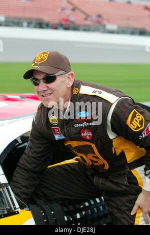 8. Februar 2004; Daytona Beach, FL, USA; DALE JARRETT nach der Qualifikation für das Daytona 500 auf dem Daytona International Speedway. Ausgeführt von der 46. jährlichen ist Daytona 500 für 15. Februar 2004 geplant. Stockfoto