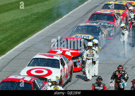 8. Februar 2004; Daytona Beach, FL, USA; Vor dem Start des Rennens Gatorade 125 für das Daytona 500 auf dem Daytona International Speedway. Ausgeführt von der 46. jährlichen ist Daytona 500 für 15. Februar 2004 geplant. Stockfoto