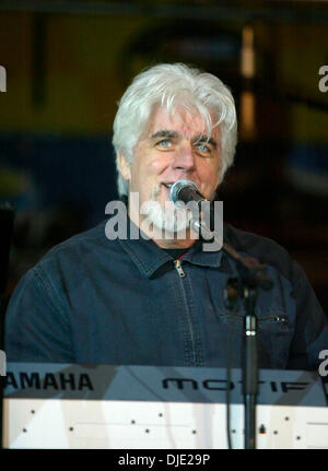 8. Februar 2004; Daytona Beach, FL, USA; MICHAEL MCDONALD singt die Nacht vor dem Ausführen des 46. jährlichen Daytona 500 auf dem Daytona International Speedway in Daytona Beach. Stockfoto