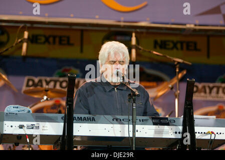 8. Februar 2004; Daytona Beach, FL, USA; MICHAEL MCDONALD singt die Nacht vor dem Ausführen des 46. jährlichen Daytona 500 auf dem Daytona International Speedway in Daytona Beach. Stockfoto