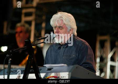 8. Februar 2004; Daytona Beach, FL, USA; MICHAEL MCDONALD singt die Nacht vor dem Ausführen des 46. jährlichen Daytona 500 auf dem Daytona International Speedway in Daytona Beach. Stockfoto