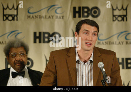 3. März 2004; Los Angeles, Kalifornien, USA; Box-Promoter DON KING mit Ex-Weltmeister WLADIMIR KLITSCHKO auf einer Pressekonferenz statt im Marriott Hotel kündigt seinen bevorstehenden Kampf gegen Lamon Brewster. Die beiden treffen um den vakanten WBO-Schwergewichts-Titel am 10. April 2004 In Las Vegas. Stockfoto