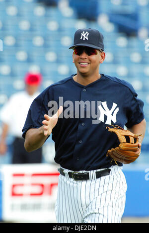 5. März 2004; Tampa, FL, USA; ALEX RODRIGUEZ läuft aus dem Feld nach vor dem Spiel Aufwärmen vor einem Feder-Training-Spiel mit den Philadelphia Phillies im Legends Field. New York besiegt Philadelphia 7-5. Stockfoto