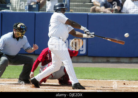 5. März 2004; Tampa, FL, USA; RUBEN SIERRA Hits laufen 2 Homerun im 3. Inning in einem Feder-Training-Spiel mit den Philadelphia Phillies im Legends Field. New York besiegt Philadelphia 7-5. Stockfoto