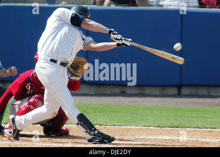 5. März 2004; Tampa, FL, USA; JASON GIAMBI trifft ein Grand-slam-Homerun im 3. Inning in einem Frühling Trainingsspiel mit den Philadelphia Phillies im Legends Field. New York besiegt Philadelphia 7-5. Stockfoto