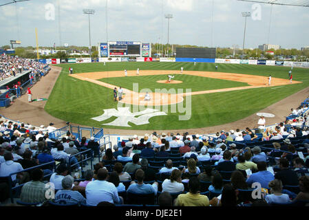 5. März 2004; Tampa, FL, USA; Yankees Fans sehen eine Feder-Training-Spiel mit den Philadelphia Phillies im Legends Field. New York besiegt Philadelphia 7-5. Stockfoto