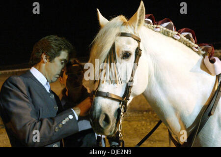 12. März 2004; Gustine, CA, USA; PABLO HERMOSO DE MENDOZA mit seinem Pferd bei Evento Historico in Gustine. Die berühmtesten Rejoneador in der Welt, Pablo Hermoso de Mendoza, (Spanien) hat angekündigt, dass er in vier unblutige Stierkämpfe in Kalifornien durchführt. Die erste dieser historischen Ereignisse ist in Gustine im Central Valley. Das Kartell umfasst Matadore de Stockfoto